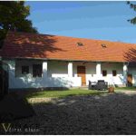 auswandern-ungarn-lehmhaus-von-architekten-saniert-aussen-garten-sitzgelegenheit